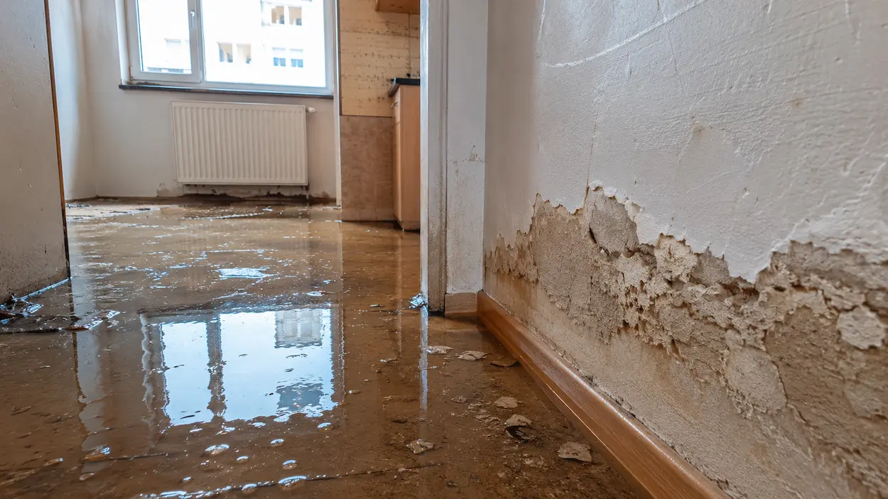Rekonštrukcia bytu po havárii: ako postupovať a čo hradí poistka